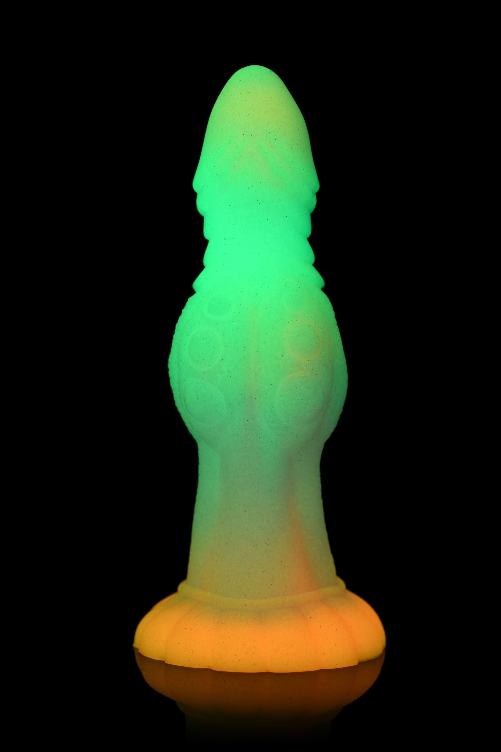 Leuchtender Alien-Dildo im Dunkeln