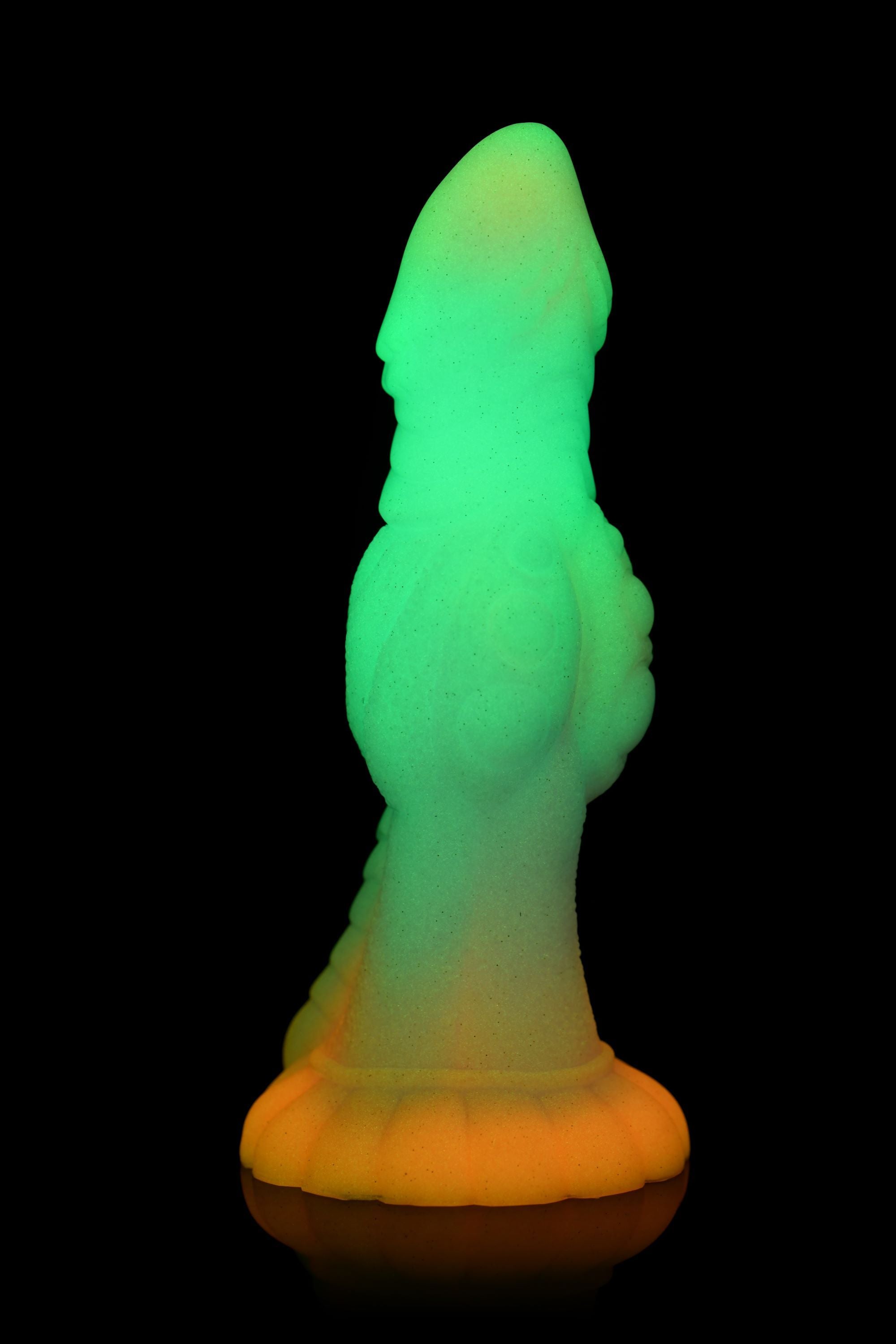 Leuchtender Alien-Dildo im Dunkeln